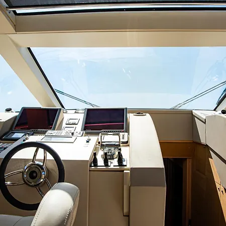 Sicilyacht Charters & 里波斯托